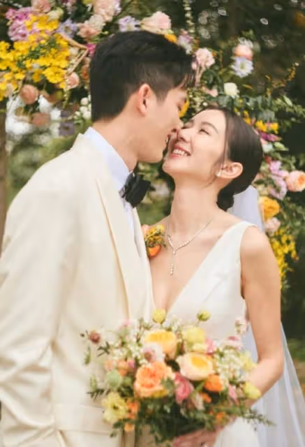 麥明詩懷孕後首現身,挺5月孕肚有嬰兒肥,手放在小腹上比心