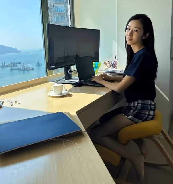 麥明詩懷孕後首現身,挺5月孕肚有嬰兒肥,手放在小腹上比心