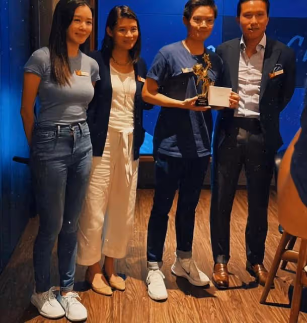 麥明詩懷孕後首現身,挺5月孕肚有嬰兒肥,手放在小腹上比心