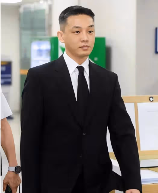 劉亞仁因父親去世要求減刑，穿囚服露面，否認教唆和刪除罪證