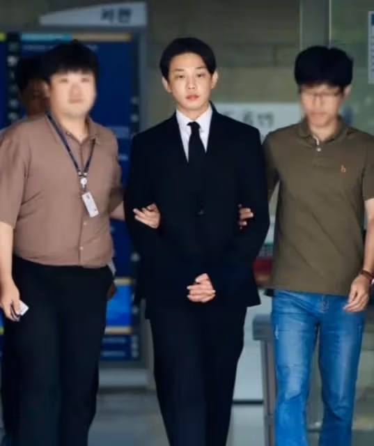 劉亞仁因父親去世要求減刑，穿囚服露面，否認教唆和刪除罪證