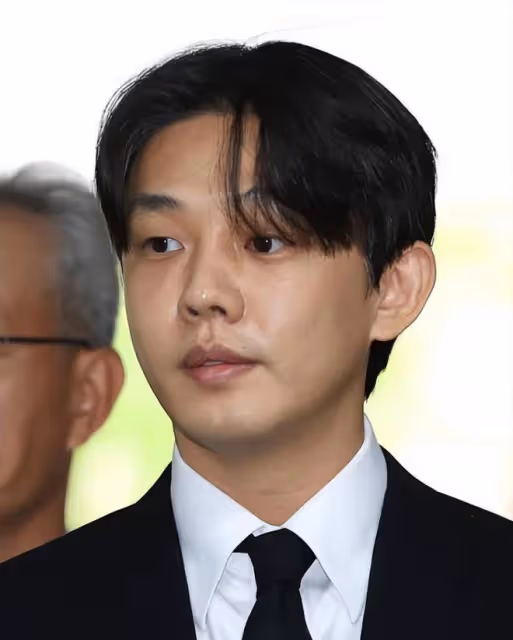 劉亞仁因父親去世要求減刑，穿囚服露面，否認教唆和刪除罪證