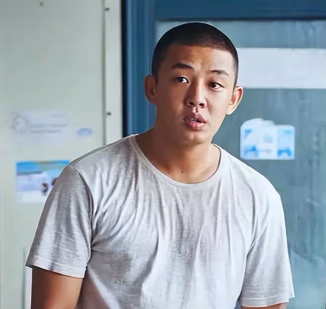 劉亞仁因父親去世要求減刑,穿囚服露面,否認教唆和刪除罪證