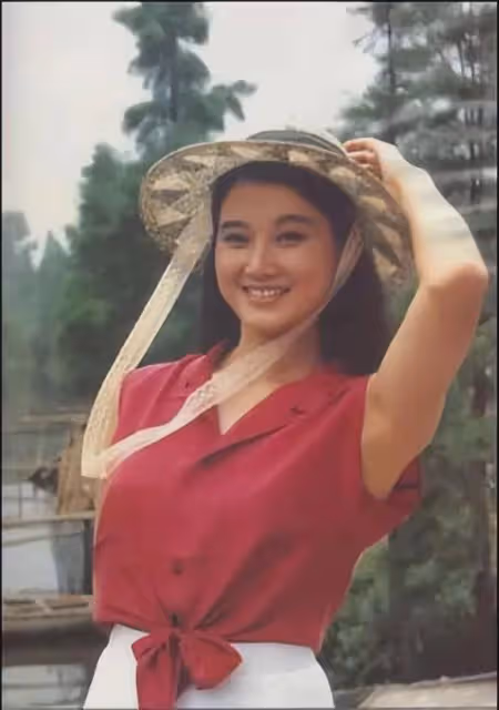 58歲宋祖英近照曝光！與丈夫分居8年，39歲生子，如今活成了這樣