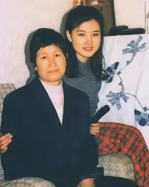 58歲宋祖英近照曝光！與丈夫分居8年，39歲生子，如今活成了這樣