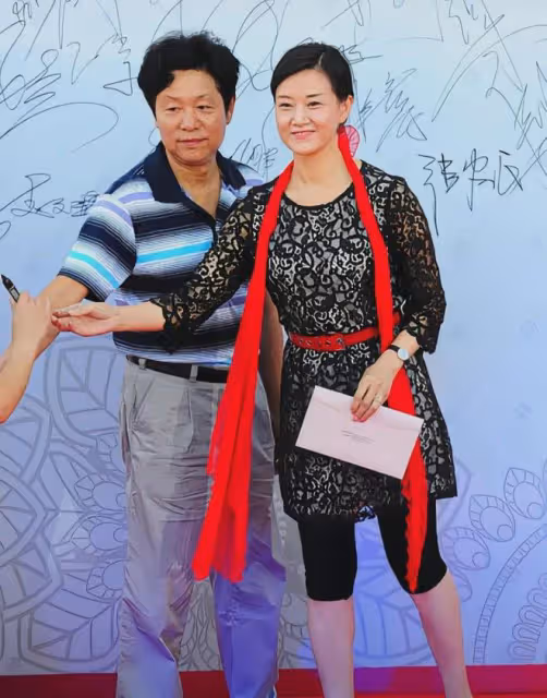 58歲宋祖英近照曝光！與丈夫分居8年，39歲生子，如今活成了這樣