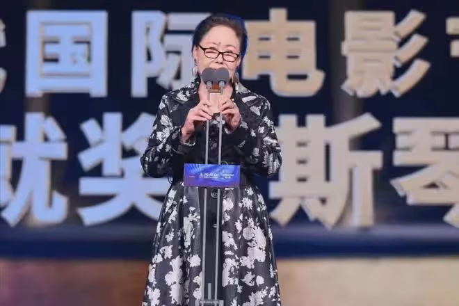 斯琴高娃:74歲被除名「國家一級演員」,兒子入獄、老公去世