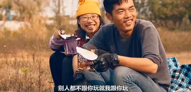 帶著200塊和絕症女友跑了,這對情侶卻被央視點贊、讓董卿落淚!
