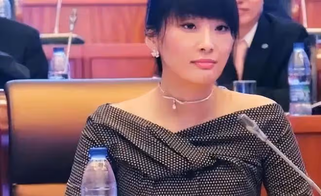 曾軼可長發造型亮相,抹紅唇太驚艷,撞臉楊冪和宗馥莉