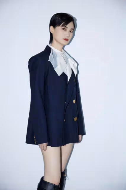 曾軼可長發造型亮相,抹紅唇太驚艷,撞臉楊冪和宗馥莉