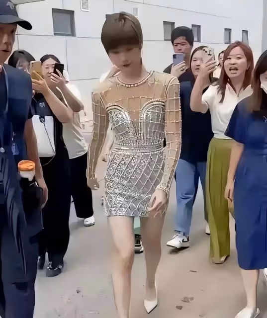 曾軼可長發造型亮相,抹紅唇太驚艷,撞臉楊冪和宗馥莉