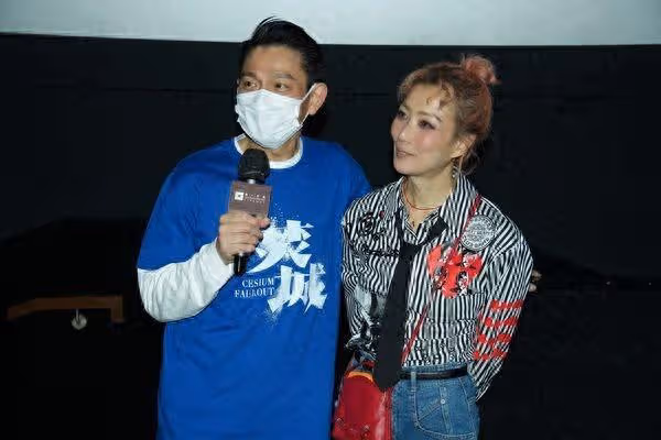 劉德華、鄭秀文驚喜合體! 突擊大擁抱回憶殺「全場沸騰」