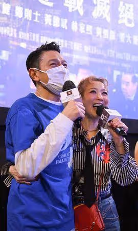 劉德華、鄭秀文驚喜合體! 突擊大擁抱回憶殺「全場沸騰」