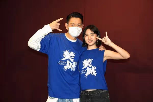 劉德華、鄭秀文驚喜合體! 突擊大擁抱回憶殺「全場沸騰」