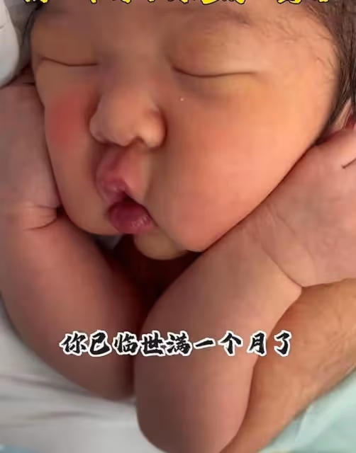 73歲張紀中慶幼女滿月，手寫情書表白寶貝，滿月宴6層蛋糕好闊氣