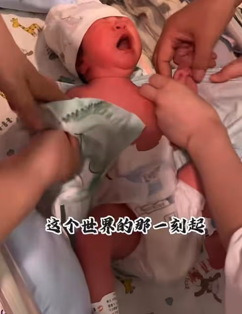 73歲張紀中慶幼女滿月，手寫情書表白寶貝，滿月宴6層蛋糕好闊氣