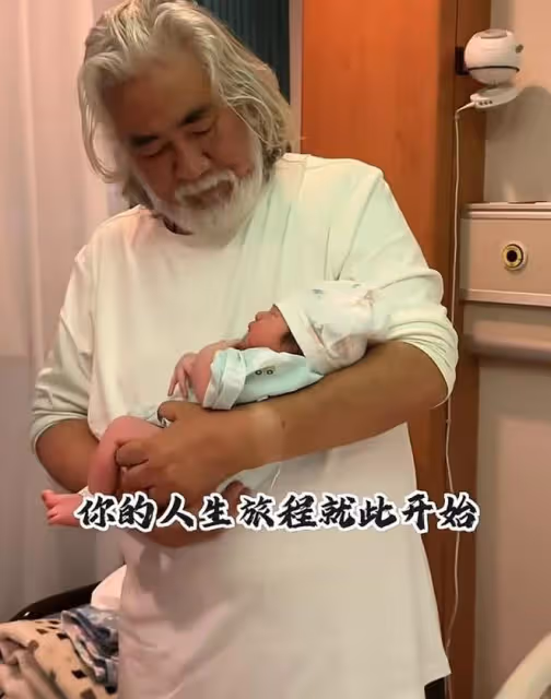 73歲張紀中慶幼女滿月，手寫情書表白寶貝，滿月宴6層蛋糕好闊氣
