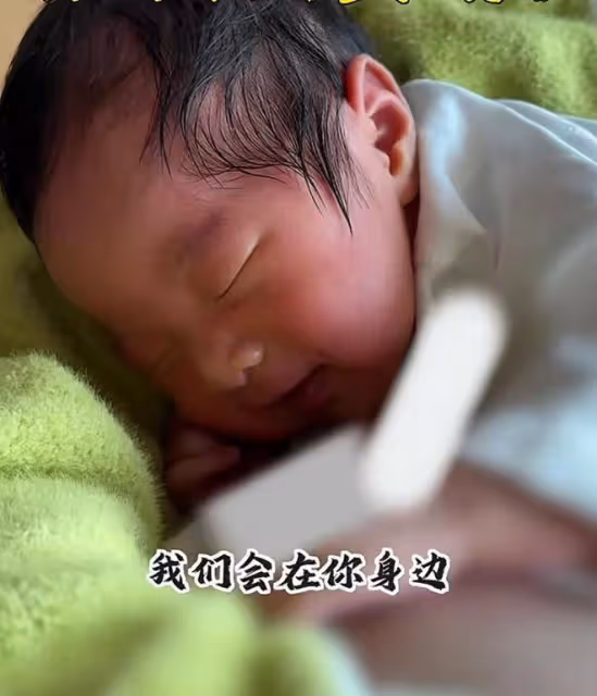 73歲張紀中慶幼女滿月，手寫情書表白寶貝，滿月宴6層蛋糕好闊氣