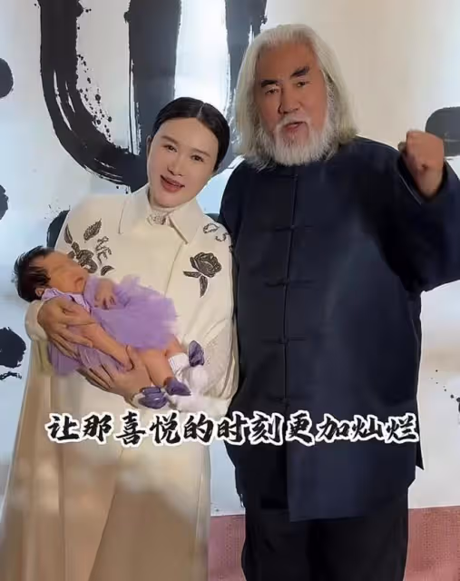 73歲張紀中慶幼女滿月,手寫情書表白寶貝,滿月宴6層蛋糕好闊氣