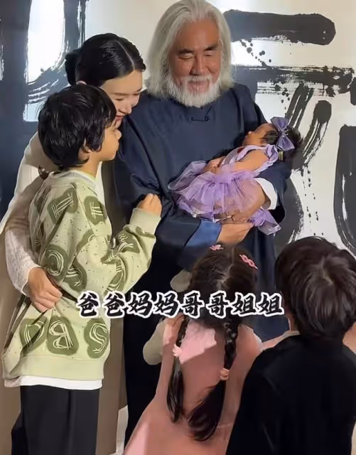 73歲張紀中慶幼女滿月,手寫情書表白寶貝,滿月宴6層蛋糕好闊氣