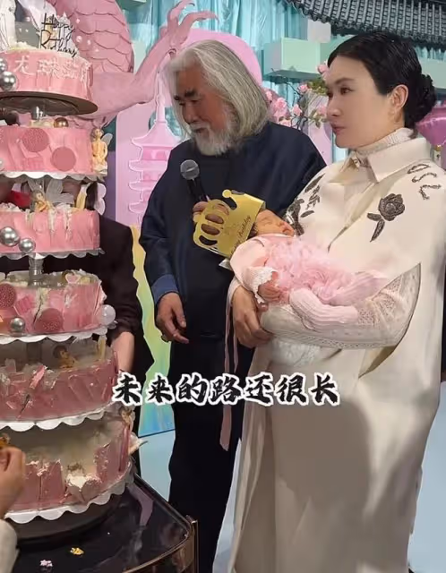 73歲張紀中慶幼女滿月,手寫情書表白寶貝,滿月宴6層蛋糕好闊氣