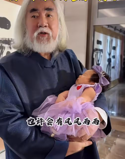 73歲張紀中慶幼女滿月,手寫情書表白寶貝,滿月宴6層蛋糕好闊氣