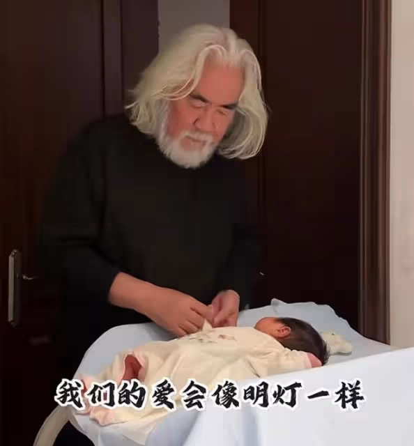 73歲張紀中慶幼女滿月,手寫情書表白寶貝,滿月宴6層蛋糕好闊氣