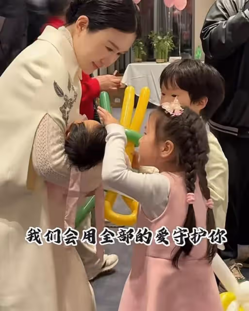 73歲張紀中慶幼女滿月,手寫情書表白寶貝,滿月宴6層蛋糕好闊氣