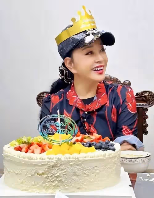 75歲劉曉慶微博慶生!婚內出軌40歲小鮮肉,本人回應:多大個事!