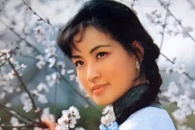 75歲劉曉慶微博慶生!婚內出軌40歲小鮮肉,本人回應:多大個事!