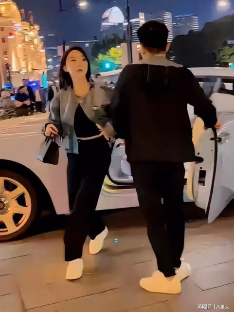葉珂開500萬豪車!小腹微凸腳步輕盈,黃曉明新片票房慘澹鞠躬道歉