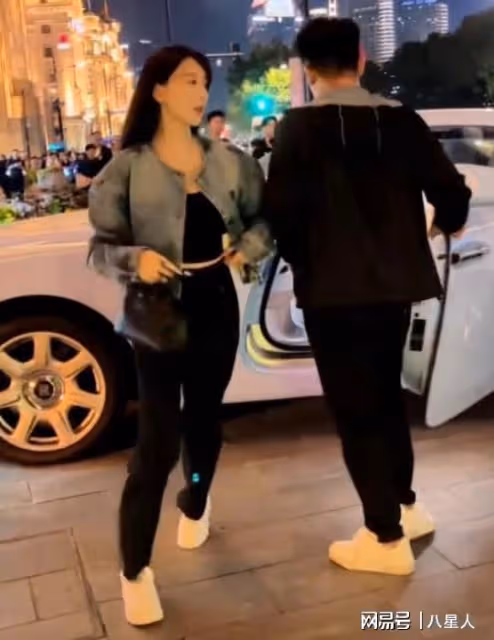 葉珂開500萬豪車!小腹微凸腳步輕盈,黃曉明新片票房慘澹鞠躬道歉