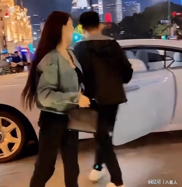葉珂開500萬豪車!小腹微凸腳步輕盈,黃曉明新片票房慘澹鞠躬道歉
