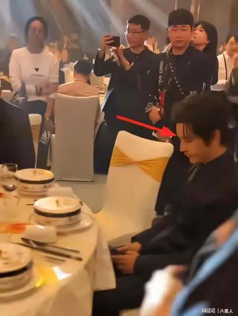 葉珂開500萬豪車!小腹微凸腳步輕盈,黃曉明新片票房慘澹鞠躬道歉