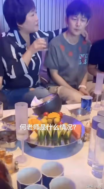 何炅KTV聚會5秒不雅視頻瘋傳!坐姿侷促被大姐摟肩,大姐身份引熱議