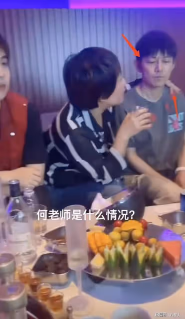 何炅KTV聚會5秒不雅視頻瘋傳!坐姿侷促被大姐摟肩,大姐身份引熱議