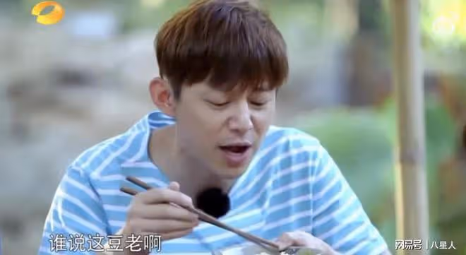 何炅KTV聚會5秒不雅視頻瘋傳!坐姿侷促被大姐摟肩,大姐身份引熱議