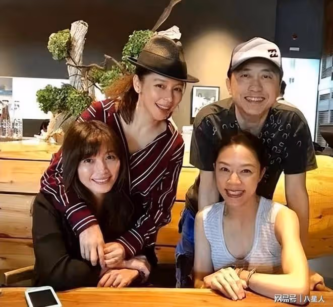 庾澄慶再婚8年罕見曬夫妻合影!49歲張嘉欣氣質溫婉,狀態太絕了