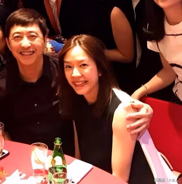 庾澄慶再婚8年罕見曬夫妻合影！49歲張嘉欣氣質溫婉，狀態太絕了