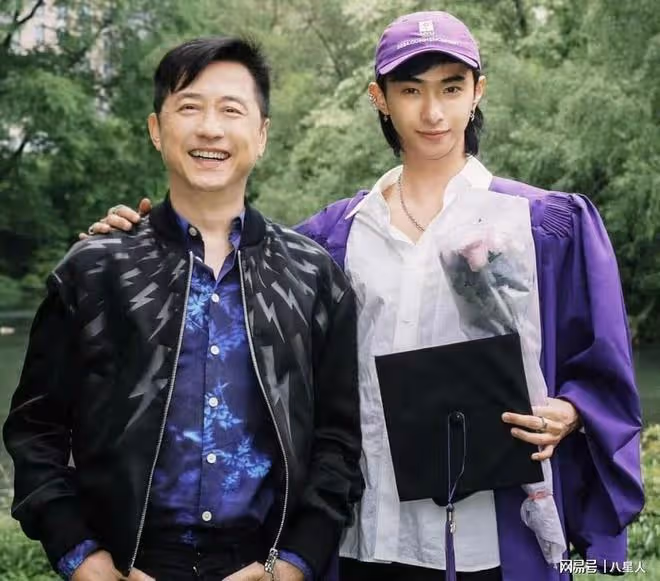 庾澄慶再婚8年罕見曬夫妻合影！49歲張嘉欣氣質溫婉，狀態太絕了