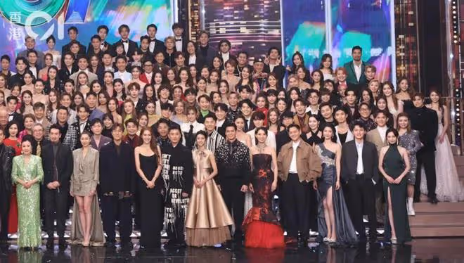 TVB台慶大合照!胡定欣高海寧站中間!超20位藝員缺席,幾位鐵定離超