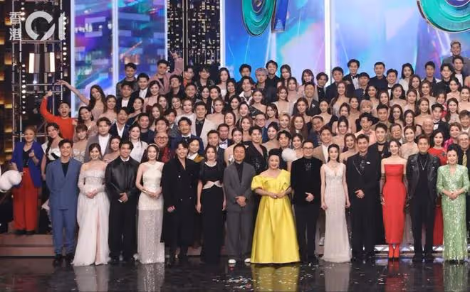 TVB台慶大合照!胡定欣高海寧站中間!超20位藝員缺席,幾位鐵定離超
