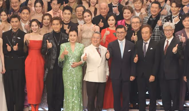 TVB台慶大合照!胡定欣高海寧站中間!超20位藝員缺席,幾位鐵定離超