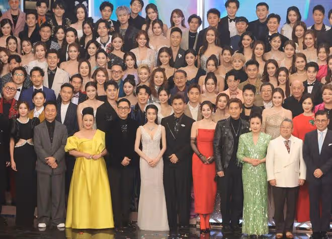 TVB台慶大合照!胡定欣高海寧站中間!超20位藝員缺席,幾位鐵定離超