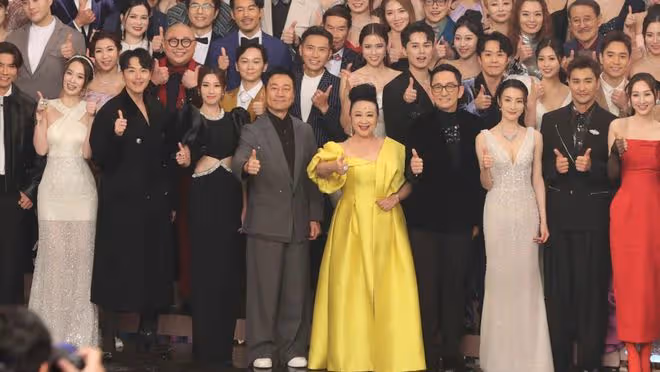 TVB台慶大合照!胡定欣高海寧站中間!超20位藝員缺席,幾位鐵定離超