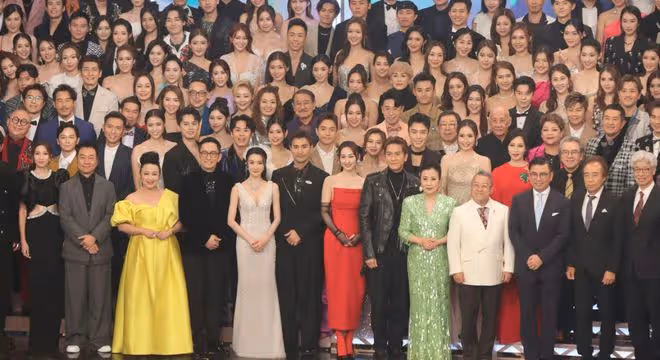 TVB台慶大合照!胡定欣高海寧站中間!超20位藝員缺席,幾位鐵定離超