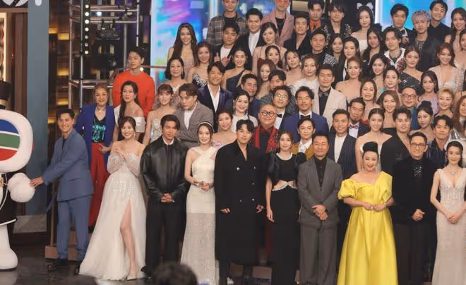 TVB台慶大合照!胡定欣高海寧站中間!超20位藝員缺席,幾位鐵定離超