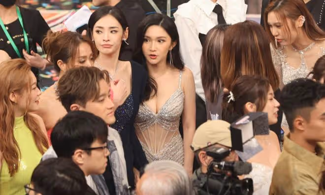 TVB台慶大合照!胡定欣高海寧站中間!超20位藝員缺席,幾位鐵定離超