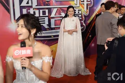 TVB台慶 l 《愛回家》女星紅地毯意外跌倒,蕭正楠cos向佐上熱搜