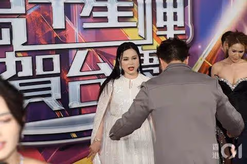 TVB台慶 l 《愛回家》女星紅地毯意外跌倒,蕭正楠cos向佐上熱搜